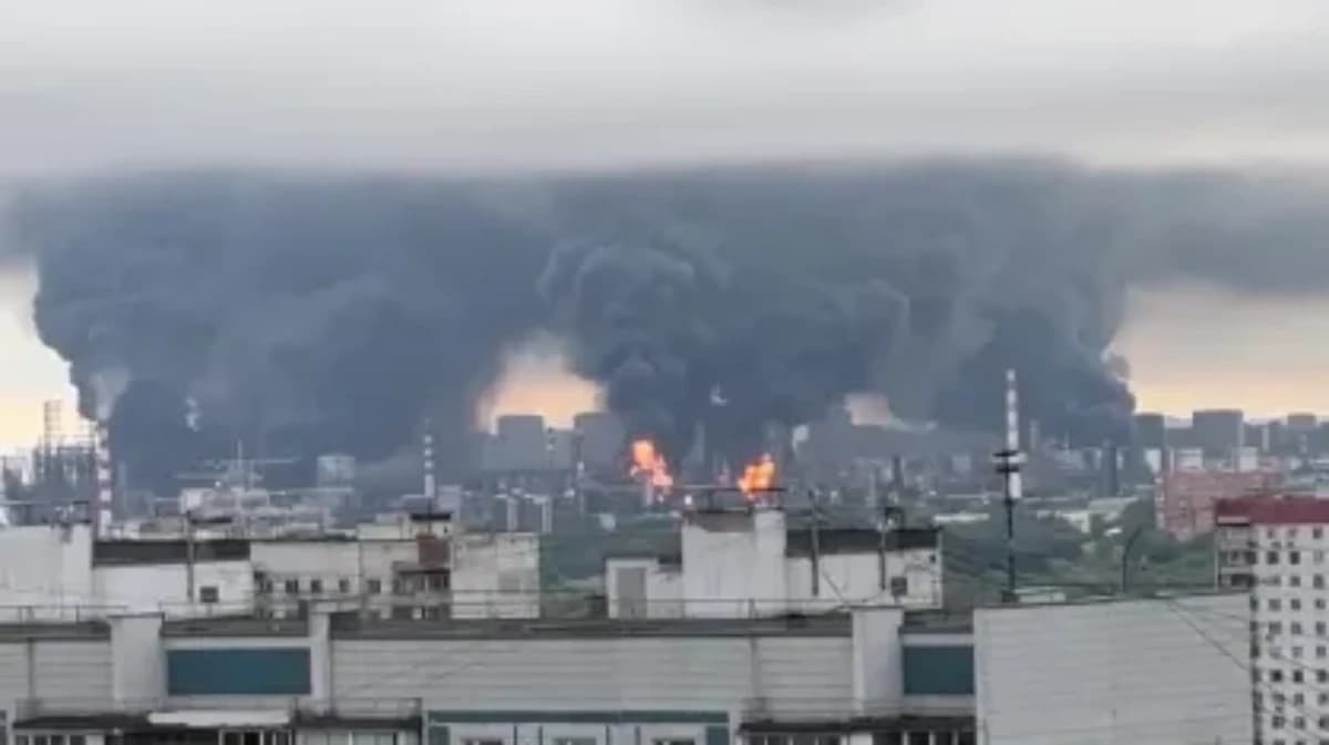 Incêndio na refinaria de petróleo de Moscou, na Rússia, após ataque de drones da Ucrânia - Foto: Redes sociais