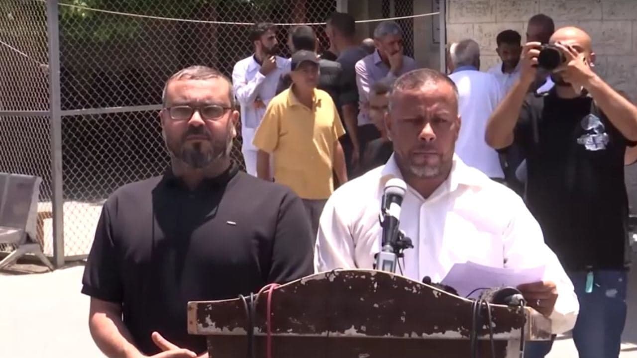 O porta-voz do Hamas, Hazem Qassem, ao lado do diretor do governo de Gaza, Ismail Al-Thawabta, em coletiva de imprensa | Reprodução