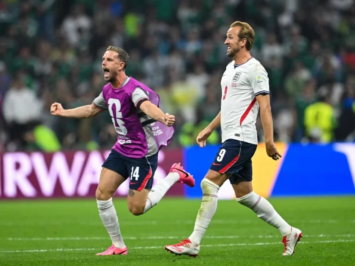 Henderson (E) se machucou sozinho durante a comemoração pela vitória sobre o México - Foto : CARL DE SOUZA