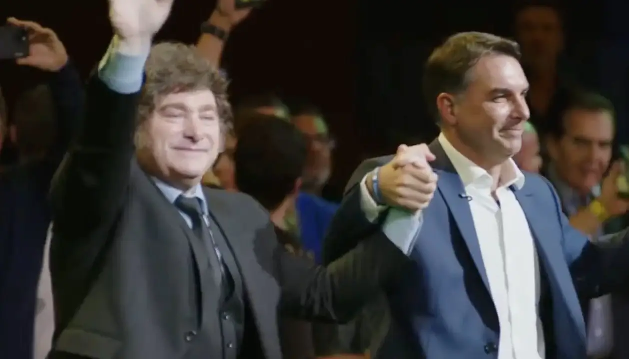 O presidente da Argentina, Javier Milei, ao lado do senador Flávio Bolsonaro (PL-RJ), durante convenção partidária do PL em São Paulo (PL/Divulgação)