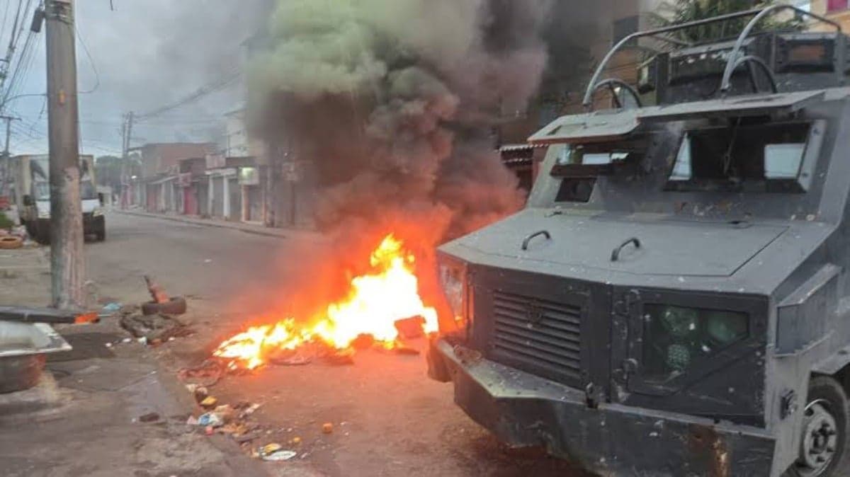 Bandidos incendiaram objetos em vias para dificultar acesso das equipes da PM ao Complexo da Pedreira - Reprodução/Polícia Militar