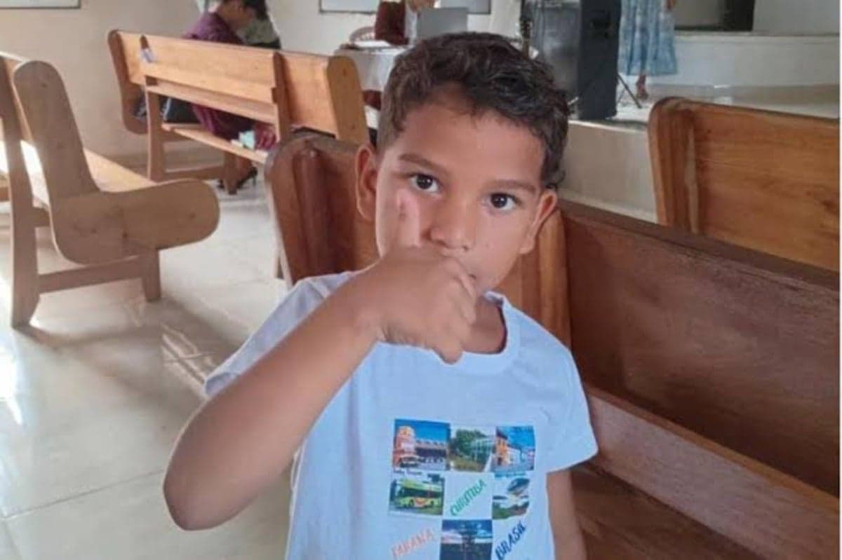 Raelyson da Silva, de 6 anos, foi ferido com uma faca nas costas durante um “castigo” do pai (Foto: WhatsApp / Reprodução)