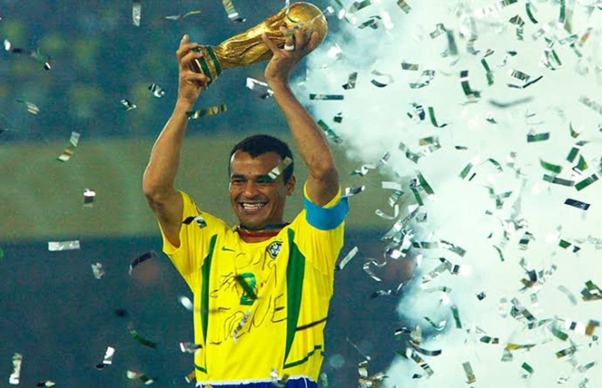 Ex-jogador de futebol Cafu levantando a taça da Copa do Mundo de 2002