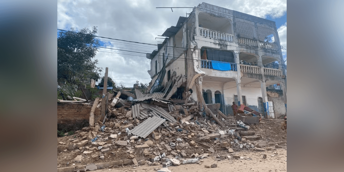 Prédio desaba parcialmente e deixa feridos em Governador Valadares — Foto: David Oliveira/Inter TV dos Vales