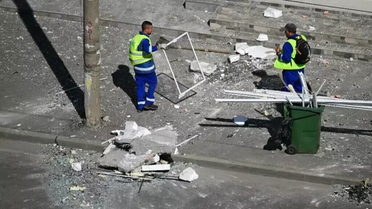 Agente municipais limpam uma rua de Galati, na Romênia, atingida por um drone russo - Foto: DANIEL MIHAILESCU / RFI