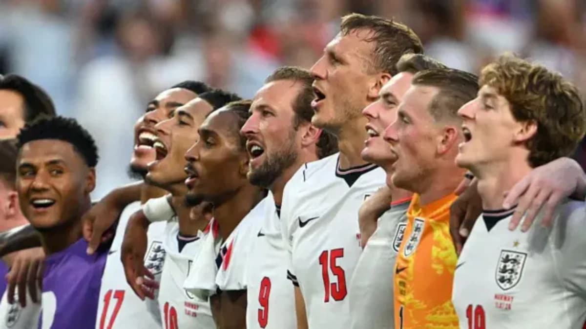 Harry Kane (nº 9, ao centro) e seus companheiros de equipe comemoram após vencerem a Noruega nas quartas de final da Copa