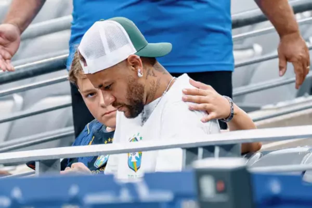 Neymar é consolado por Davi Lucca - Foto: MARCELO MACHADO DE MELO/FOTOARENA / Estadão