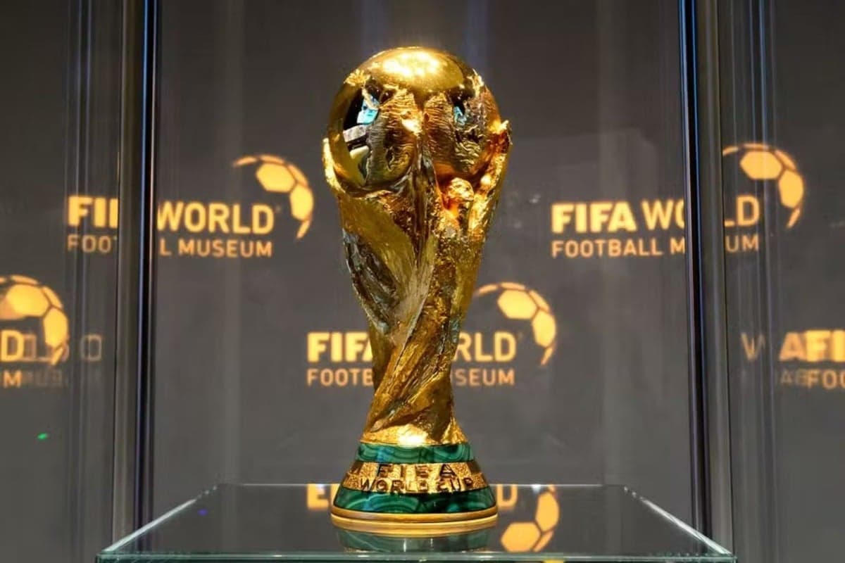 A taça da Copa do Mundo - Foto: FABRICE COFFRINI