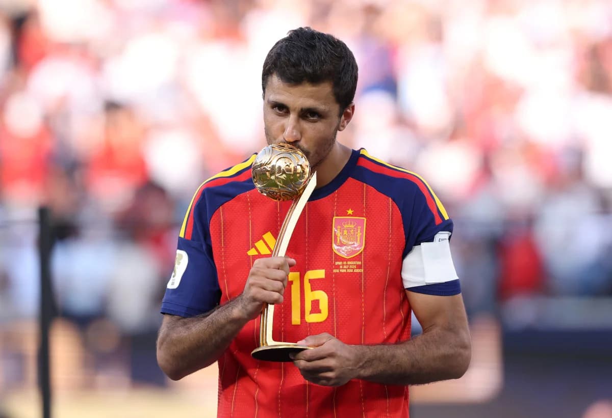 Campeão da Copa do Mundo e grande nome da seleção espanhola no torneio, o meio-campista Rodri foi eleito o melhor jogador do Mundial 2026 - Foto: Carl Recine