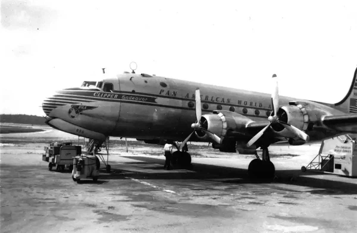 O Pan Am Clipper Endeavor, um Douglas DC-4, antes de sua viagem final, em 1952 - Crédito: Pan Am Historical Foundation/John Johnson Collection