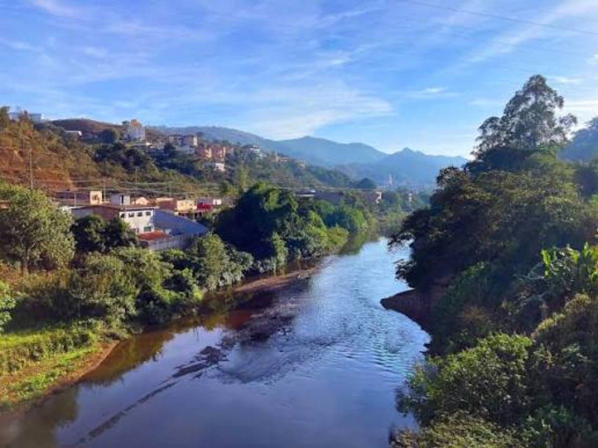 Rio das Velhas passando entre os bairros Paciência e Arraial Velho na cidade de Sabará
