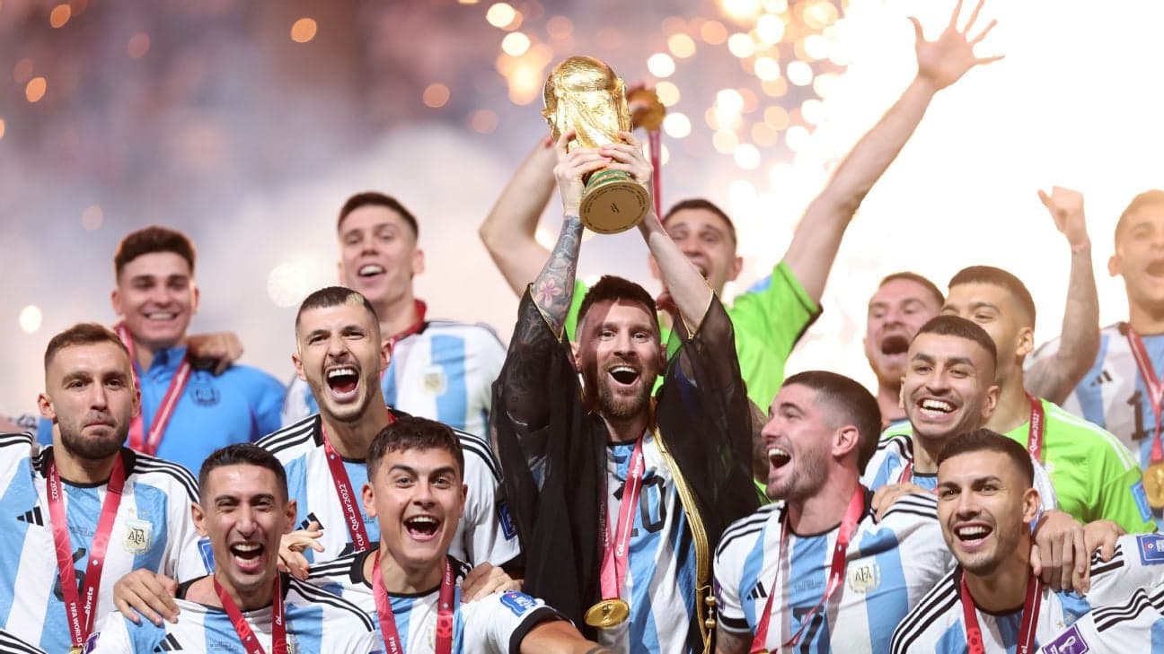 Messi levanta a taça da Argentina após título da Copa do Mundo sobre a França