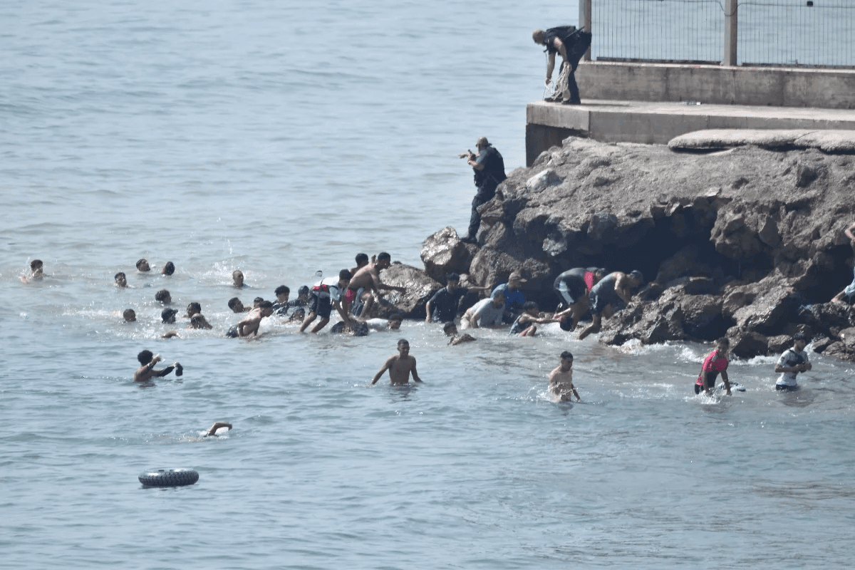 Ceuta enfrenta crise com chegada de imigrantes