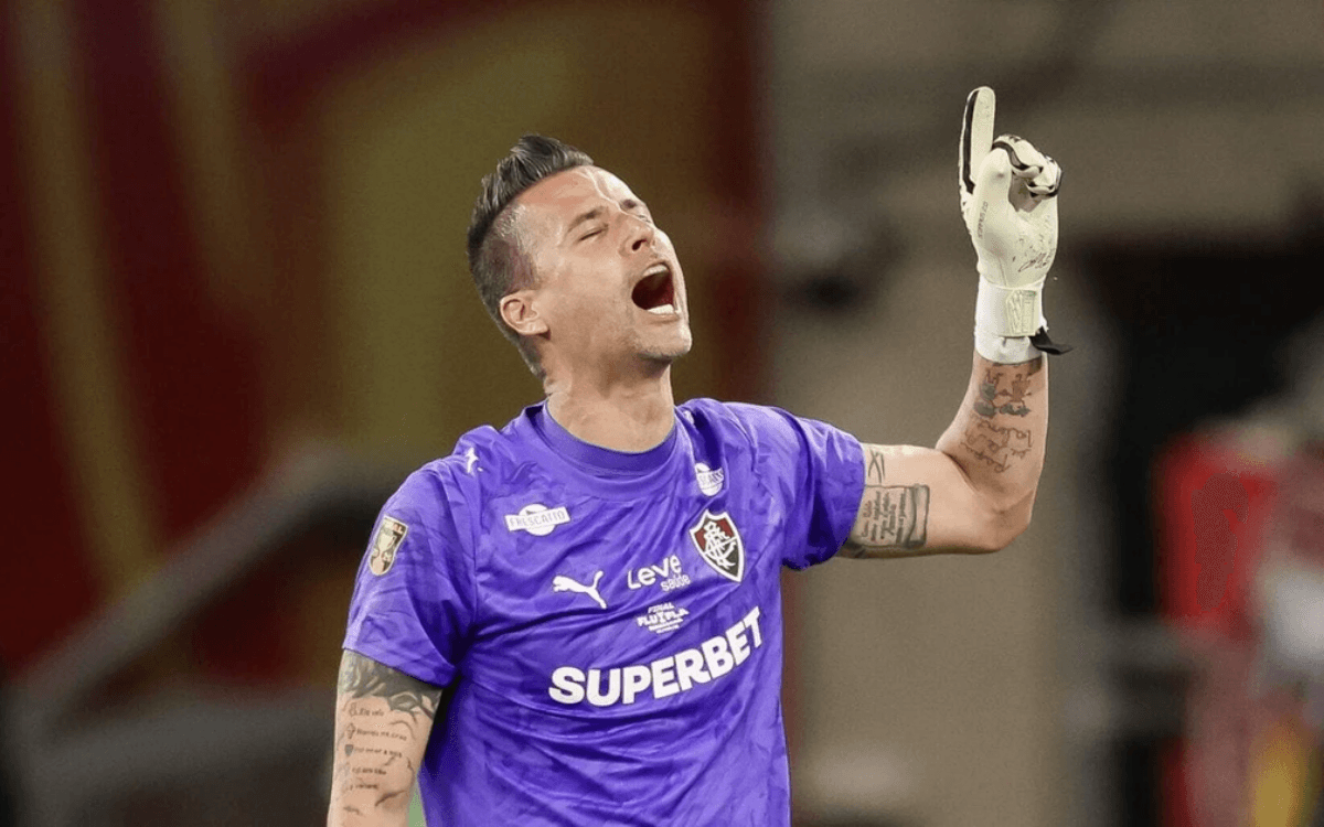 Fábio repete heroísmo e classifica Fluminense defendendo dois pênaltis