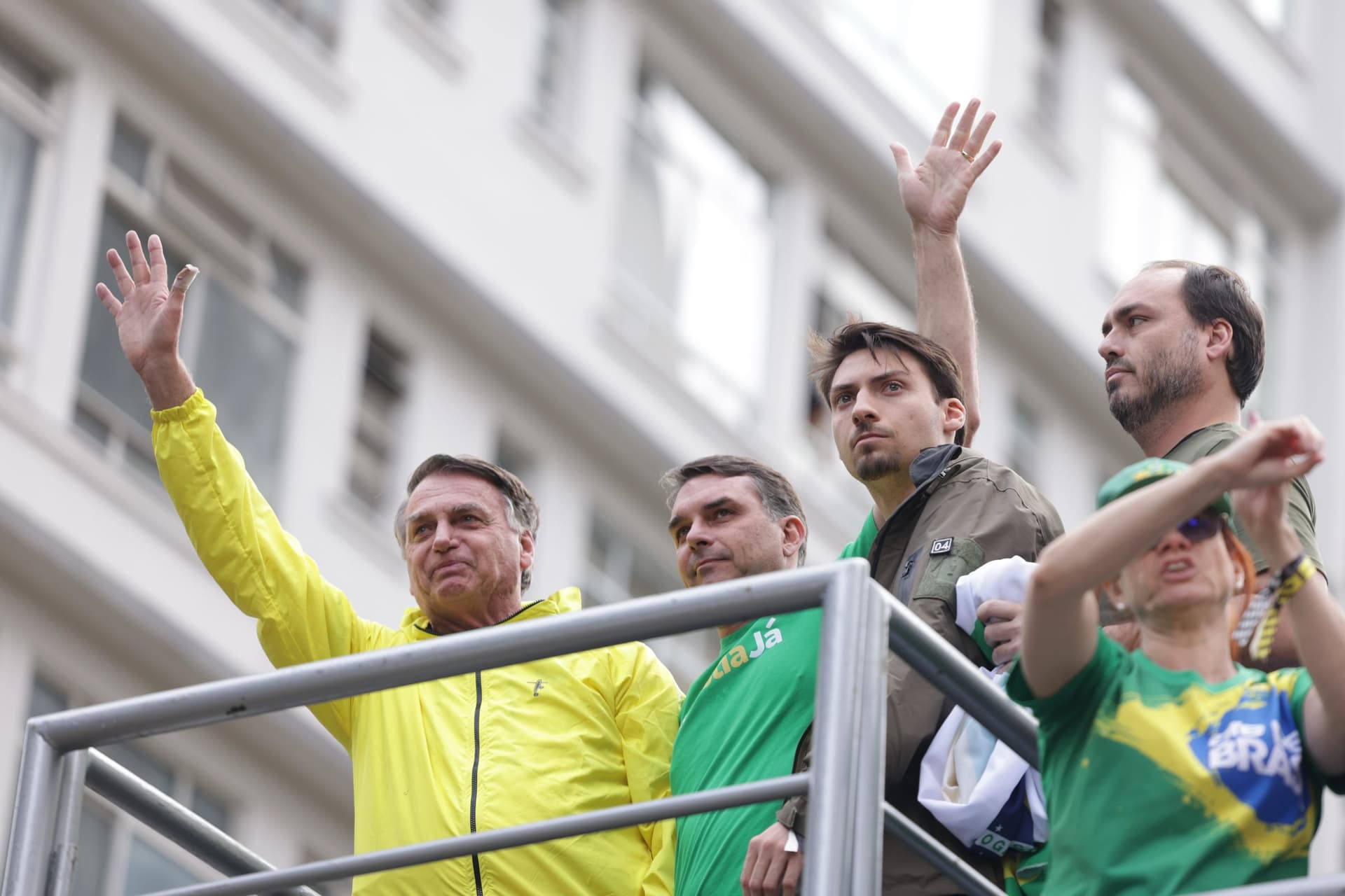 O ex-presidente Bolsonaro e seus filhos Flávio, Jair e Carlos – Foto: DANILO M. YOSHIOKA/ESPECIAL METRÓPOLES @danilomartinsyoshioka
