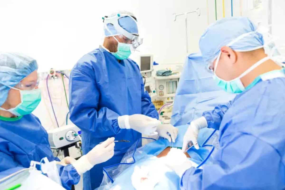 Equipe médica realiza um procedimento operatório em ambiente hospitalar - Imagem ilustrativa. • Banco de imagens Canva