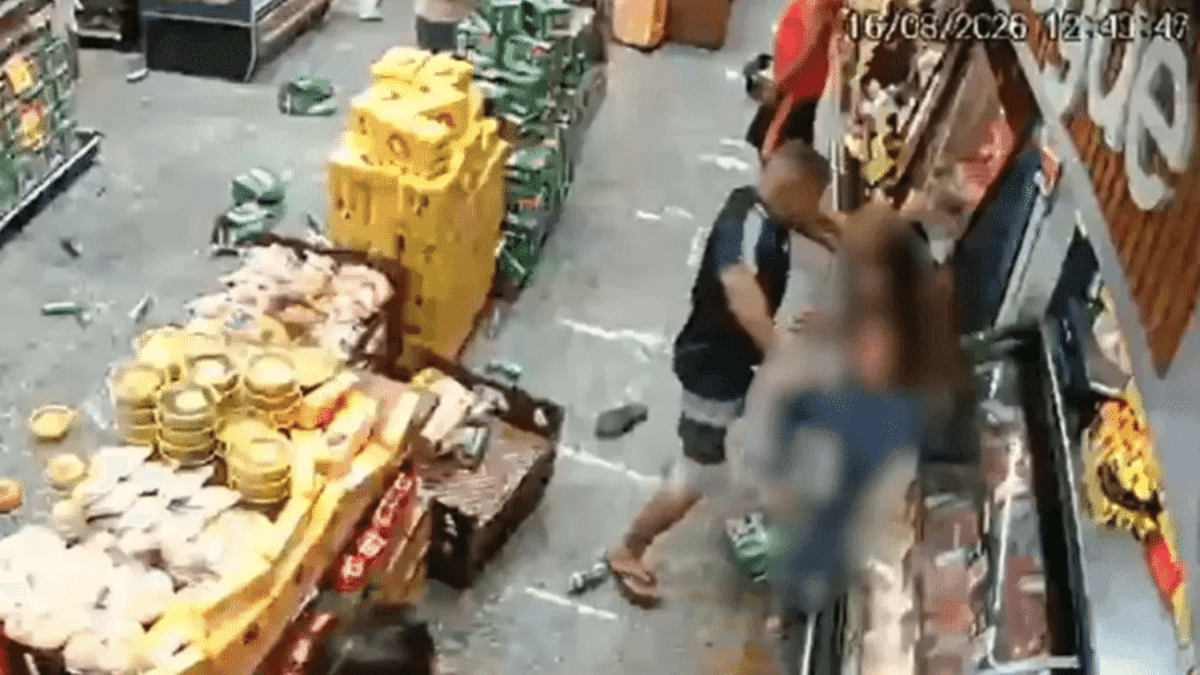 Mulher é morta a facadas por companheiro dentro de supermercado na Zona Norte de SP — Foto: Reprodução