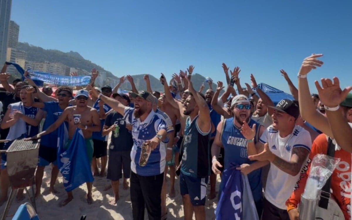 Torcida do Cruzeiro em Copacabana, antes de duelo contra o Flamengo na Libertadores (Foto: Thaynara Amaral/Central da Toca)