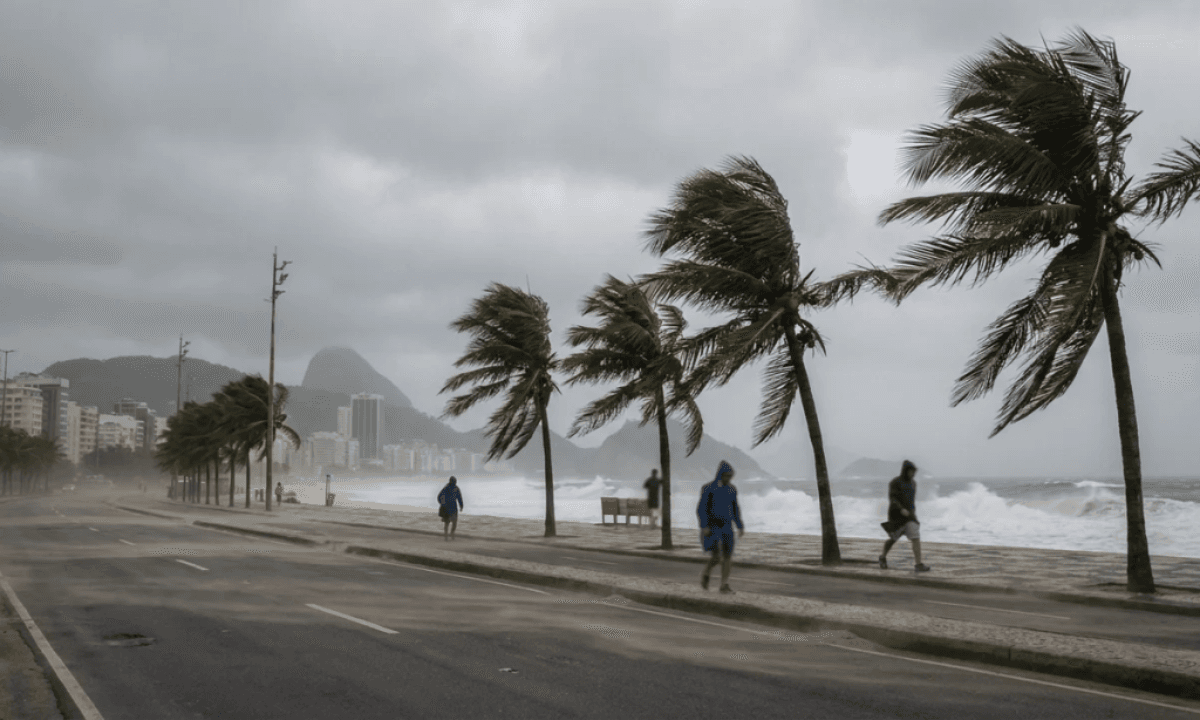 Orla de uma praia sob forte ventania e tempo nublado - Foto: Google Imagem / Nano Banana