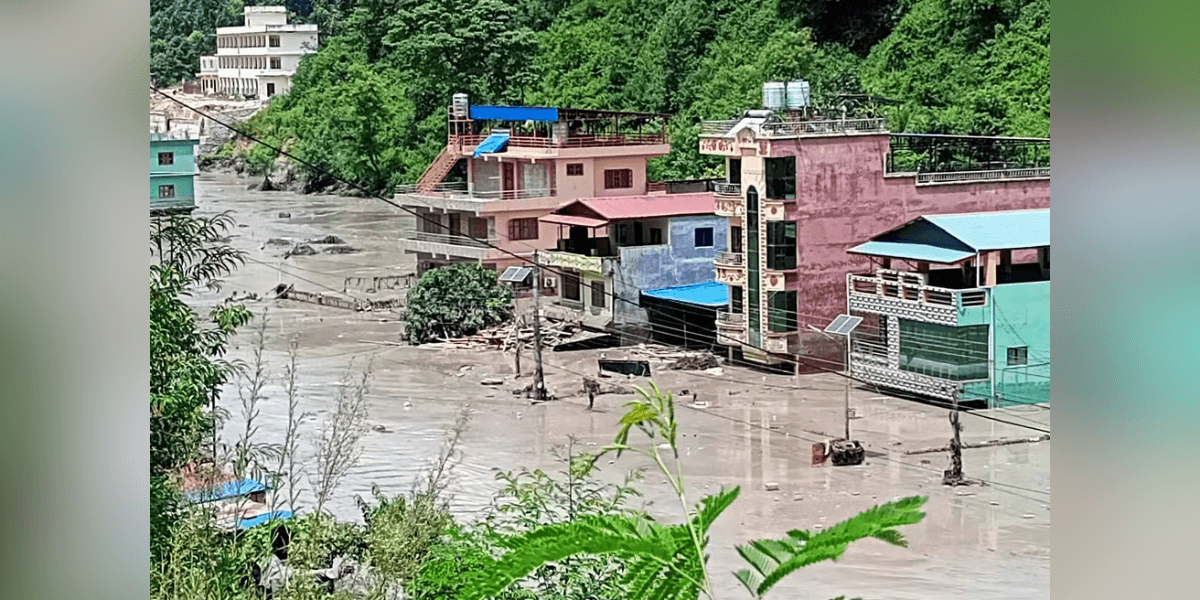 Estrada alagada após uma enchente repentina em Galchhi, distrito de Dhading, no Nepal — Foto: Stringer