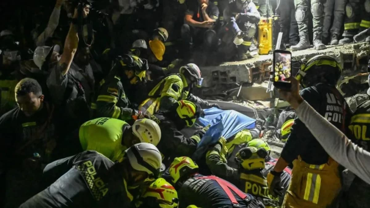 Bombeiros e equipes de resgate retiram a sobrevivente Daniela Largo para fora dos escombros de um prédio em Pereira, Colômbia Imagem: David Salazar