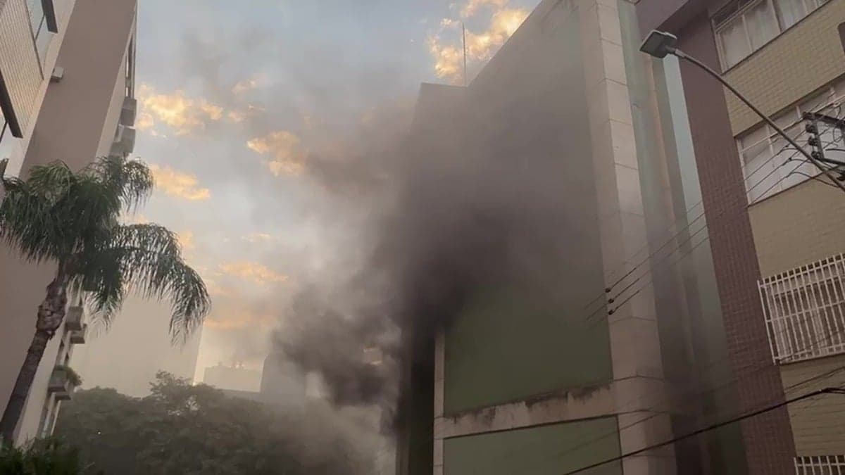 Incêndio atingiu um prédio abandonado na esquina da Avenida Prudente de Morais