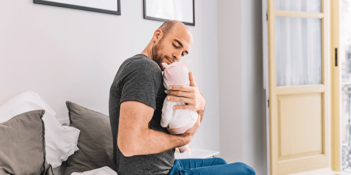 Pai segurando seu bebê recém-nascido | Paternidade - Foto: Freepik