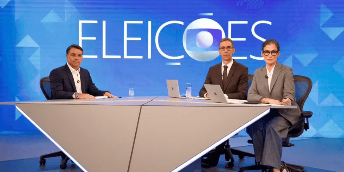 Flávio Bolsonaro (PL) na bancada para ser entrevistado por Renata Vasconcellos e César Tralli - Foto: Globo/ Manoella Mello