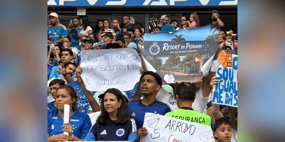 Cartazes de protesto contra jogadores e direção do Cruzeiro - Foto: Guilherme Macedo