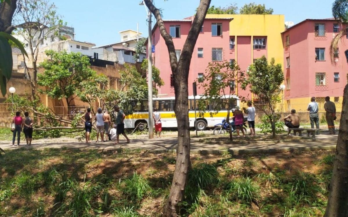 Ônibus de transporte escolar colidiu contra um poste em Belo Horizonte