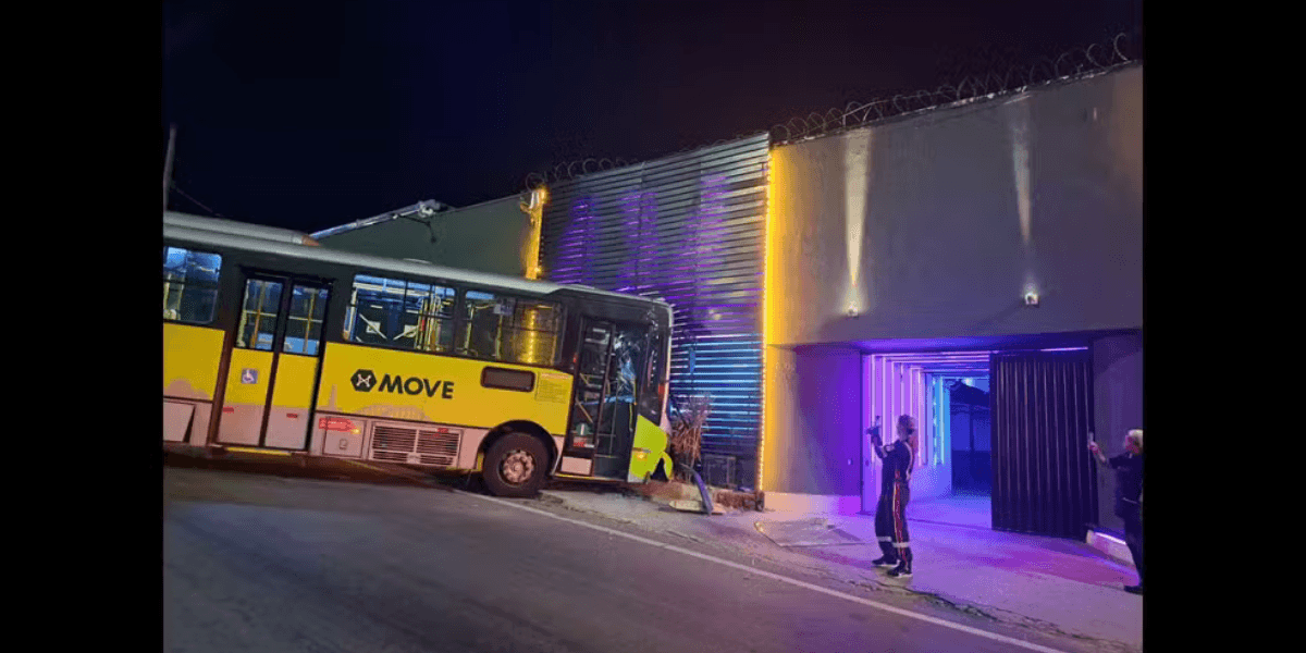 Ônibus bateu em estrutura de motel no Anel Rodoviário de BH durante a madrugada deste sábado (5). — Foto: Redes sociais