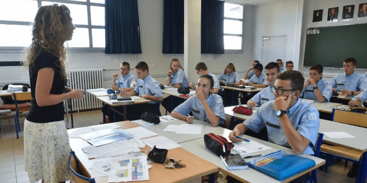 Professora conversa com alunos do College Royal Henry-Le-Grand durante a volta às aulas na França. — Foto: Jean-François Monier/AFP