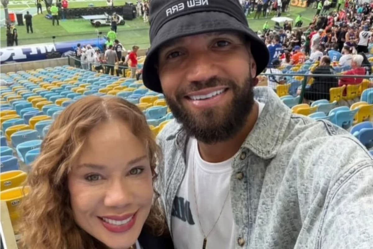 Everson ao lado da companheira vendo a NFL no Brasil
