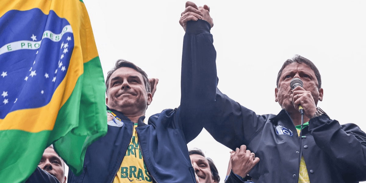 O candidato à Presidência Flávio Bolsonaro (PL) e o governador de São Paulo, Tarcísio de Freitas (Republicanos) - Foto: Tomze Fonseca/ModusFocus/Folhapress