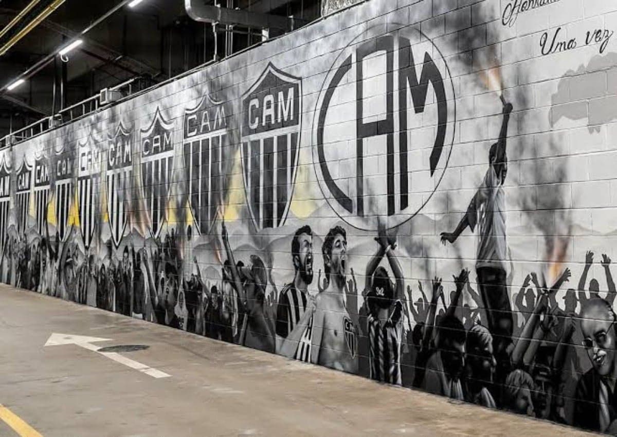 Um dos muros tem imagens de torcedores e os escudos da história do clube - Foto: Reprodução / Instagram @atletico