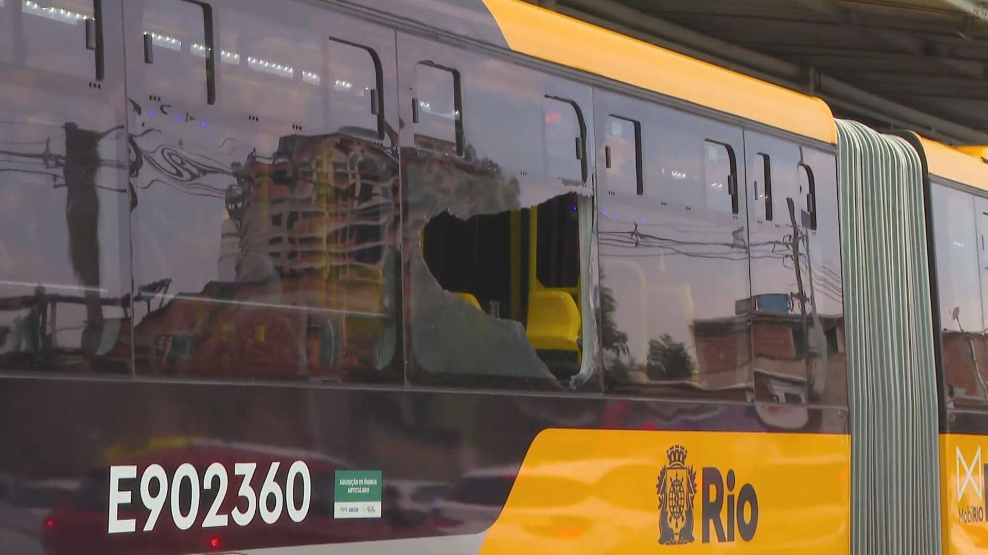 Passageiro morre baleado dentro de BRT durante operação no Rio