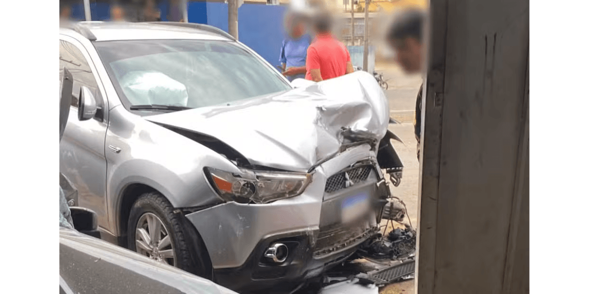 Mulher morre após carro ser atingido por veículo em Alpinópolis, MG — Foto: Reprodução / Redes sociais