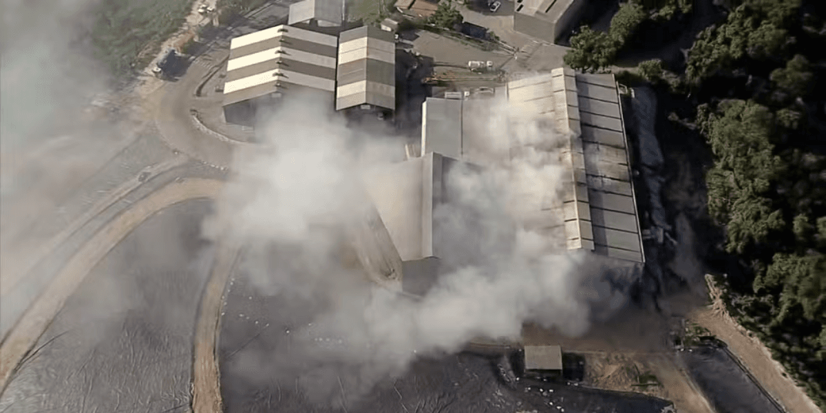 Incêndio em um galpão em Betim — Foto: Globocop