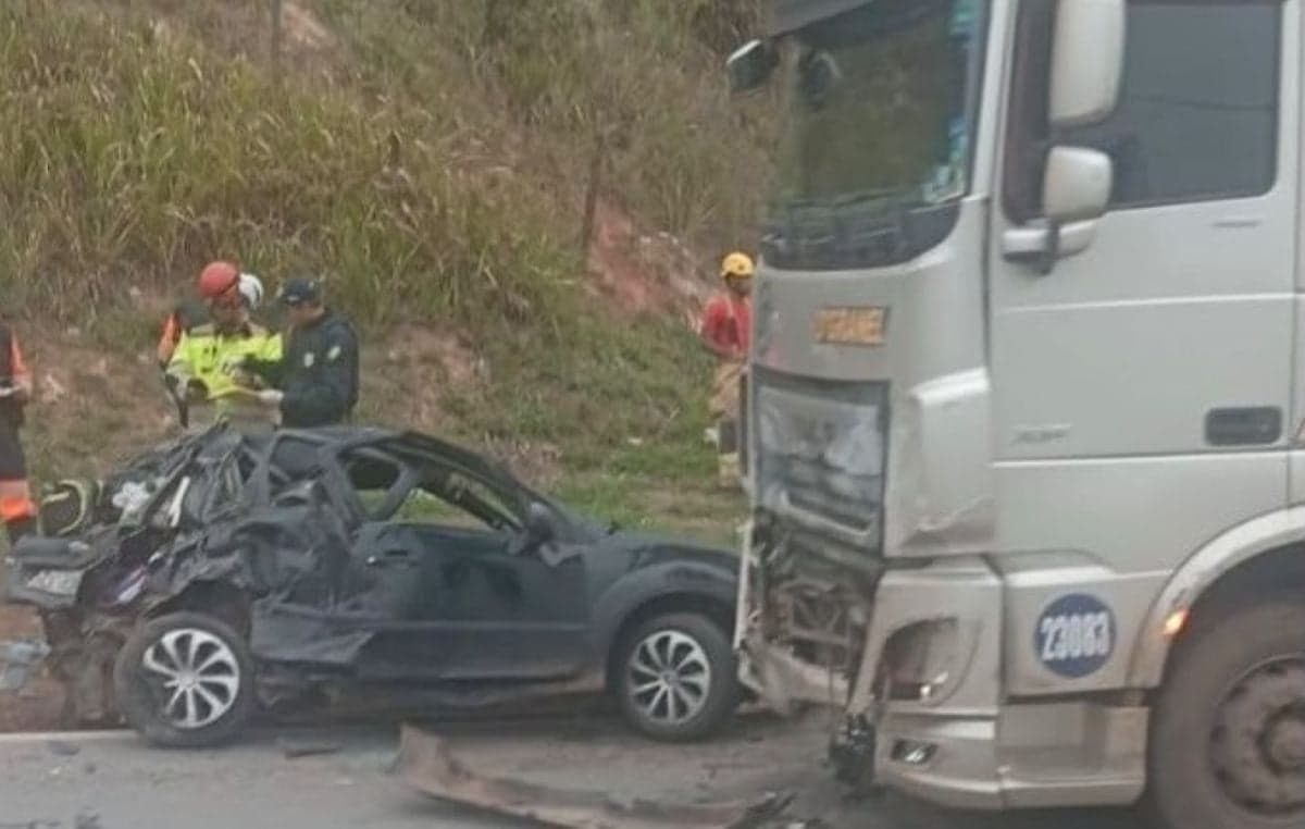 Todas as vítimas estavam no carro de passeio que bateu de frente contra a carreta - Foto: Arquivo pessoal