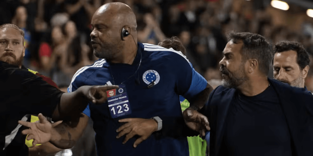 Artur Jorge é contido por segurança em Bragança Paulista — Foto: Anderson Romao