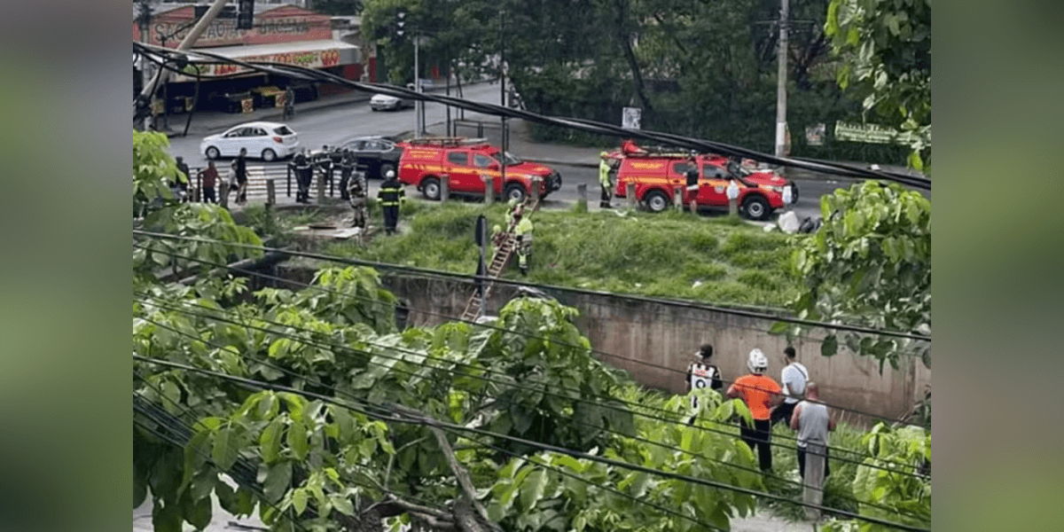 Veículo caiu no leito do córrego Sarandi; vítima morreu no local — Foto: CBMMG