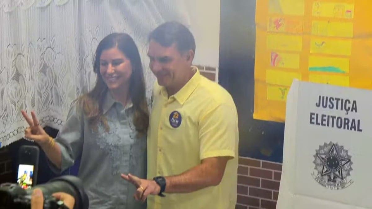 Flávio votou acompanhado da esposa, Fernanda, em Vila Isabel - Foto: Reprodução/TV Globo