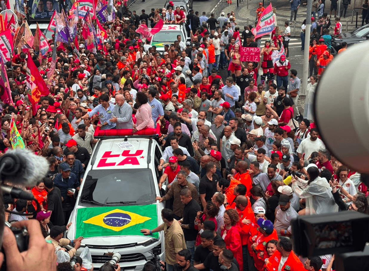 Em ato no Rio, Lula chama eleição de luta contra "quadrilha do banco Master"