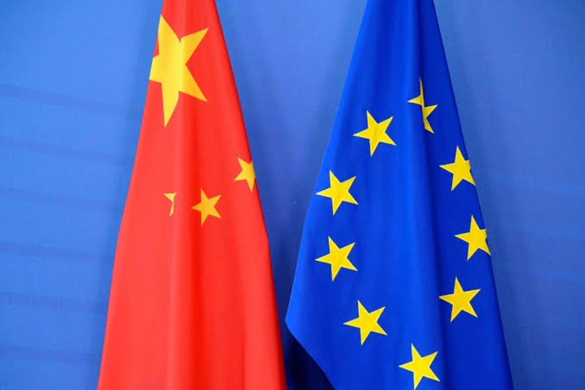 Bandeiras exibidas representam a China (à esquerda) e a União Europeia (à direita)