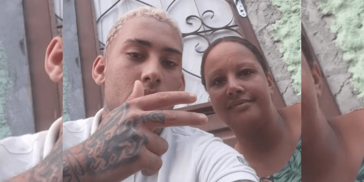 Maicon Antônio Casemiro Souza, morto na porta de casa no Alto Vera Cruz, em Belo Horizonte, neste sábado (24), em foto ao lado da mãe — Foto: Acervo pessoal