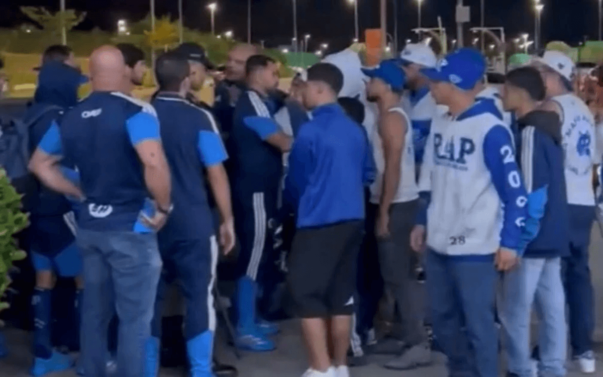 Cruzeiro é recebido com protestos em Confins