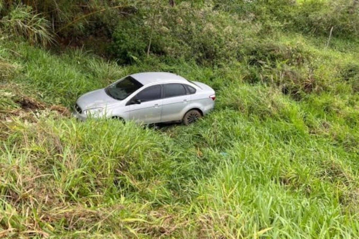 Motorista passa mal, perde controle de carro e cai em ribanceira na BR-356 — Foto: Foto: Rádio Muriaé