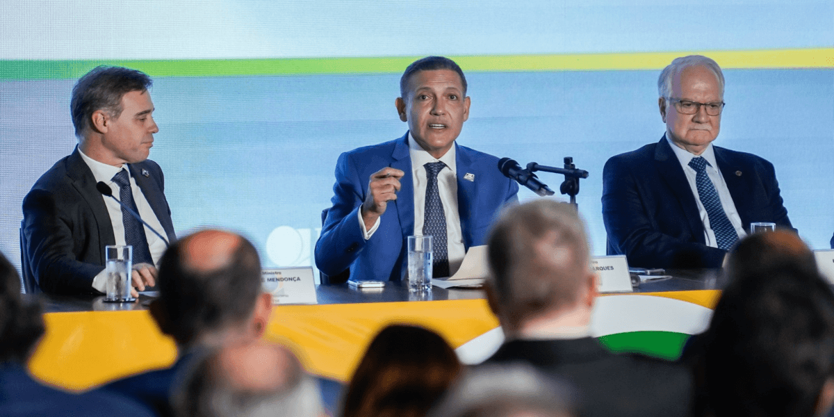 O presidente do TSE, Kassio Nunes Marques, junto com outros ministros, durante entrevista coletiva para falar da apuração de 1 turno das eleições no Brasil. Foto: Rafa Neddermeyer/Agência Brasil