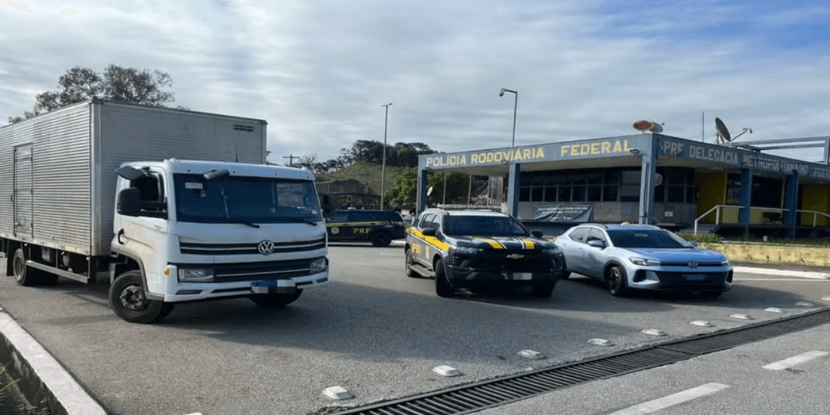 Seis homens são presos com carga furtada de bebidas na BR-262 — Foto: PRF/Divulgação
