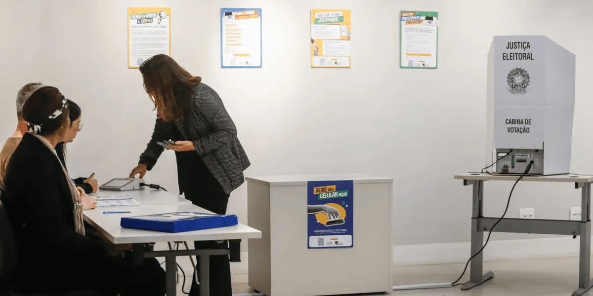 Seção eleitoral no Brasil com uma urna eletrônica montada em uma cabine de votação © Paulo Pinto/Agência Brasil